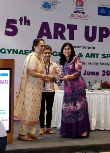 best gynecologist in chandigarh getting award